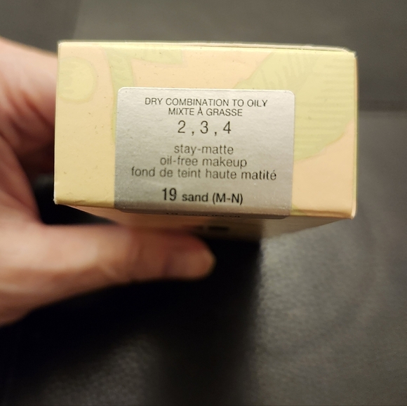 Clinique Stay-Matte Oil-Free Makeup in 19 Sand - Picture 4 of 8